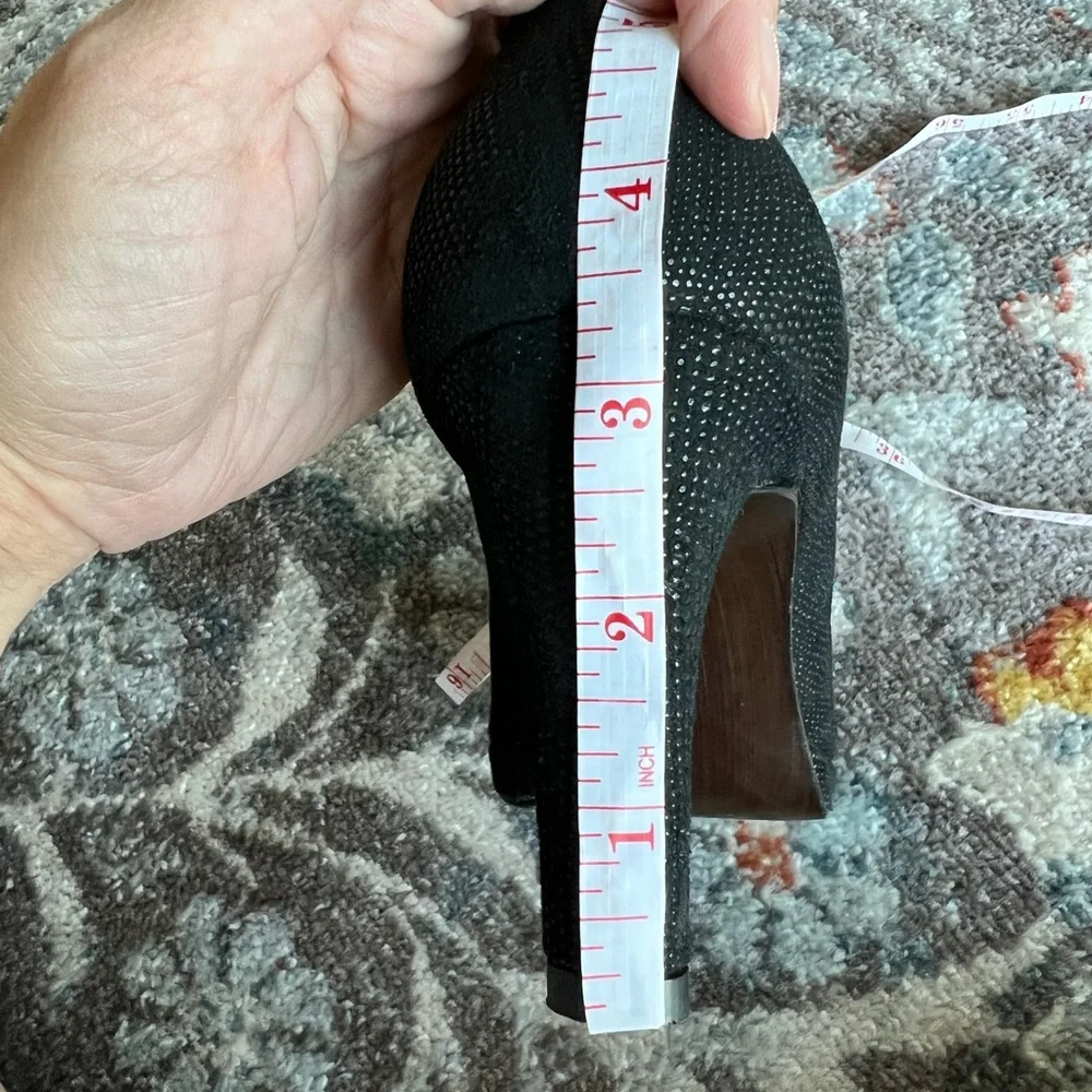 Stuart Weitzman black embossed pumps size 9 Excellent condition- Like New